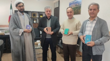 فرهنگ سازی نهج البلاغه خوانی با اهدای ۱۰۰ جلدکتاب نفیس نهج البلاغه در مرکز تحقیقات وآموزش کشاورزی ومنابع طبیعی استان زنجان